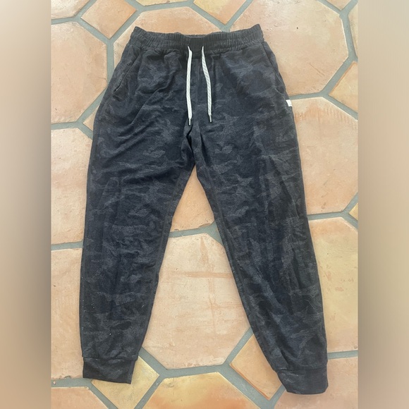 Vuori Pants - Vuori camo sweatpants size small